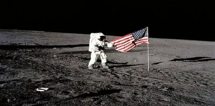 Хронологията на космическите пътувания 8 Нийл Армстронг стои до американското знаме на Луната