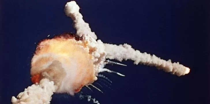 Хронологията на космическите пътувания 9 Изображение показва как космическата совалка Challenger експлодира