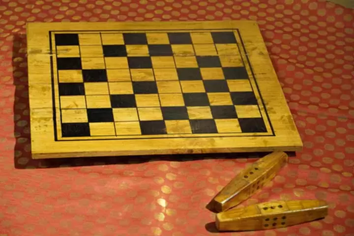 Pachisi/Chaupar, традиционна индийска игра за деца Pachisi/Chaupar, традиционна индийска игра за деца
