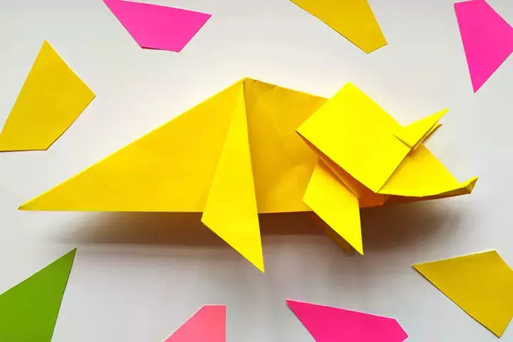 Занаяти с динозаври за деца в съответствие с цветовете на динозаврите