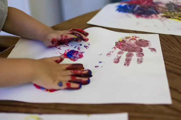 Художествени занаяти с отпечатък на ръка на динозавър за деца