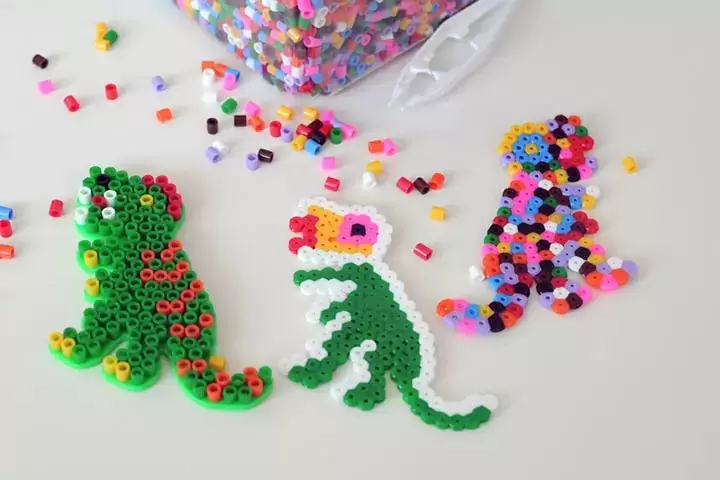 Занаяти с динозаври от мъниста Perler за деца