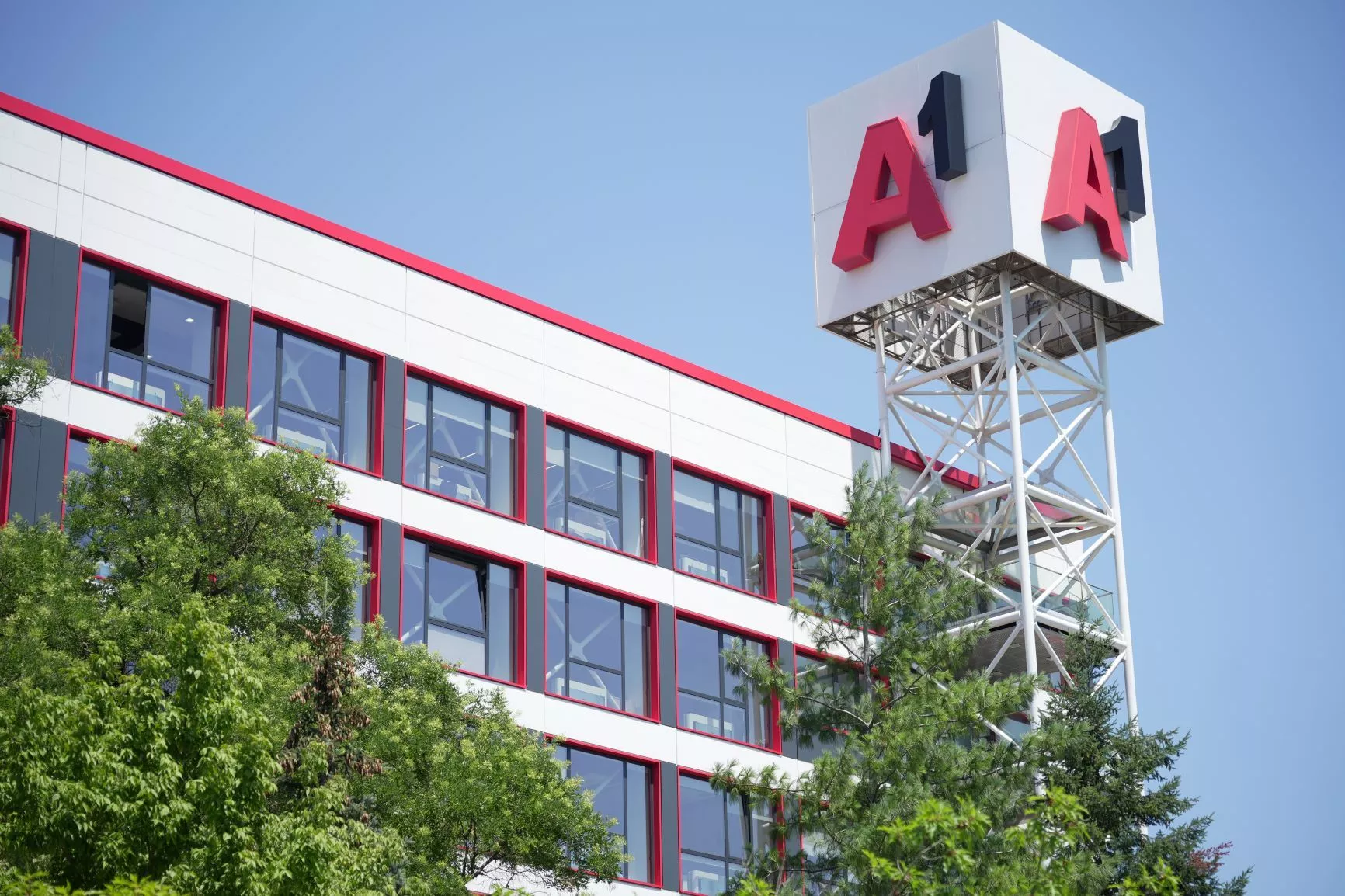 Крайбрежната алея в Хамбург ще носи името на Карл Лагерфелд