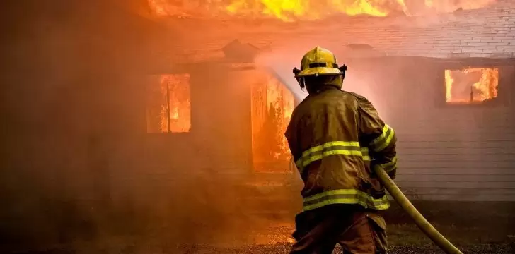 8 разкриващи факта за посттравматичния стрес 13 Пожарникар гаси сграда в пожар