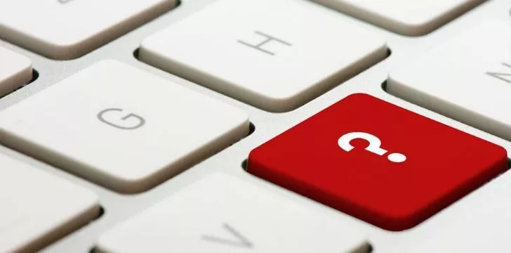 Историята на компютъра 8 Снимка на бяла клавиатура с бели клавиши, но въпросителният знак е червен.