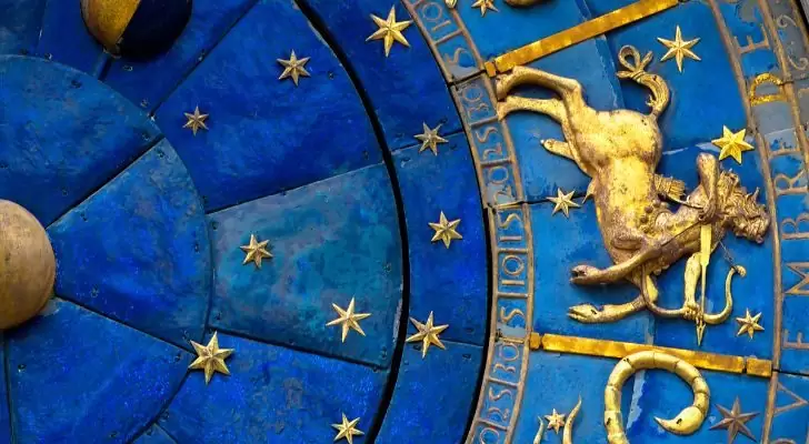 Изненадващи факти за зодиакалния знак Стрелец 14 Знак Стрелец в синьо и златно.