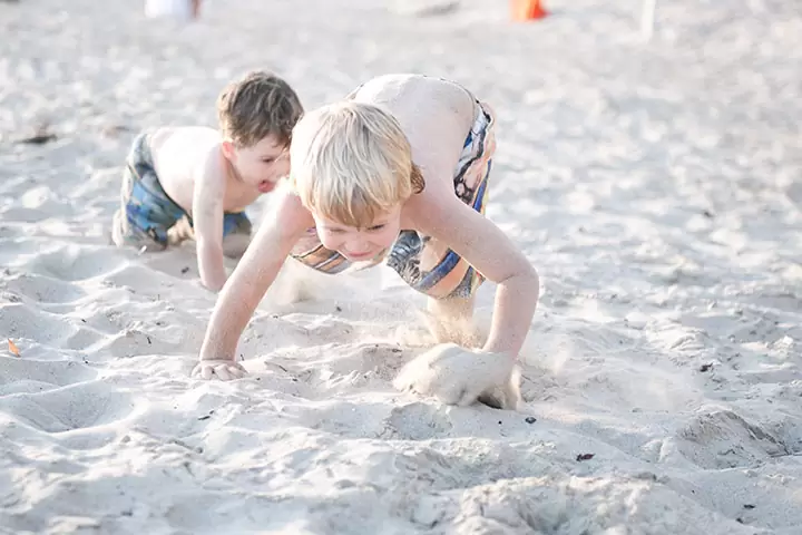 Beach crawling race плажна игра и занимание за деца Beach crawling race плажна игра и занимание за деца
