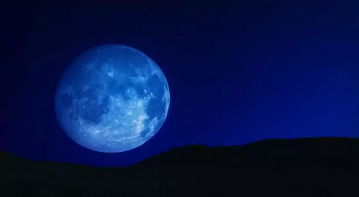 Какво е синя луна и колко рядка е тя? 7 Голяма синя луна седи точно над хоризонта през нощта