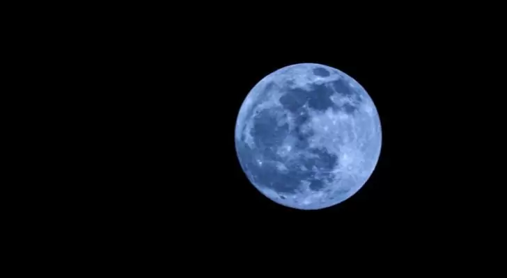Какво е синя луна и колко рядка е тя? 10 Синя луна в черно небе