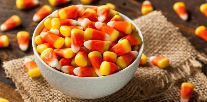 Кратка история на Candy Corn 7 Бонбонена царевица в бяла купа.